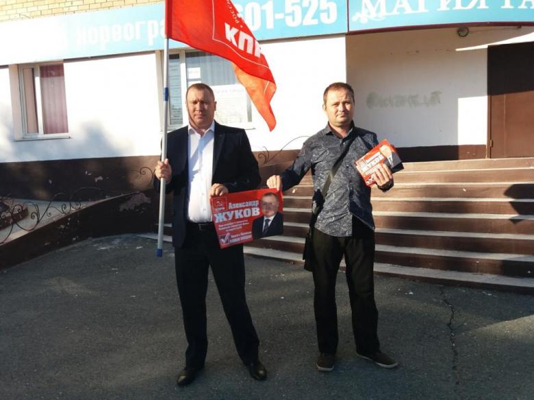 Кандидат в депутаты городской думы Александр Жуков поздравил жителей избирательного округа № 26 с Днём строителя и провел предвы