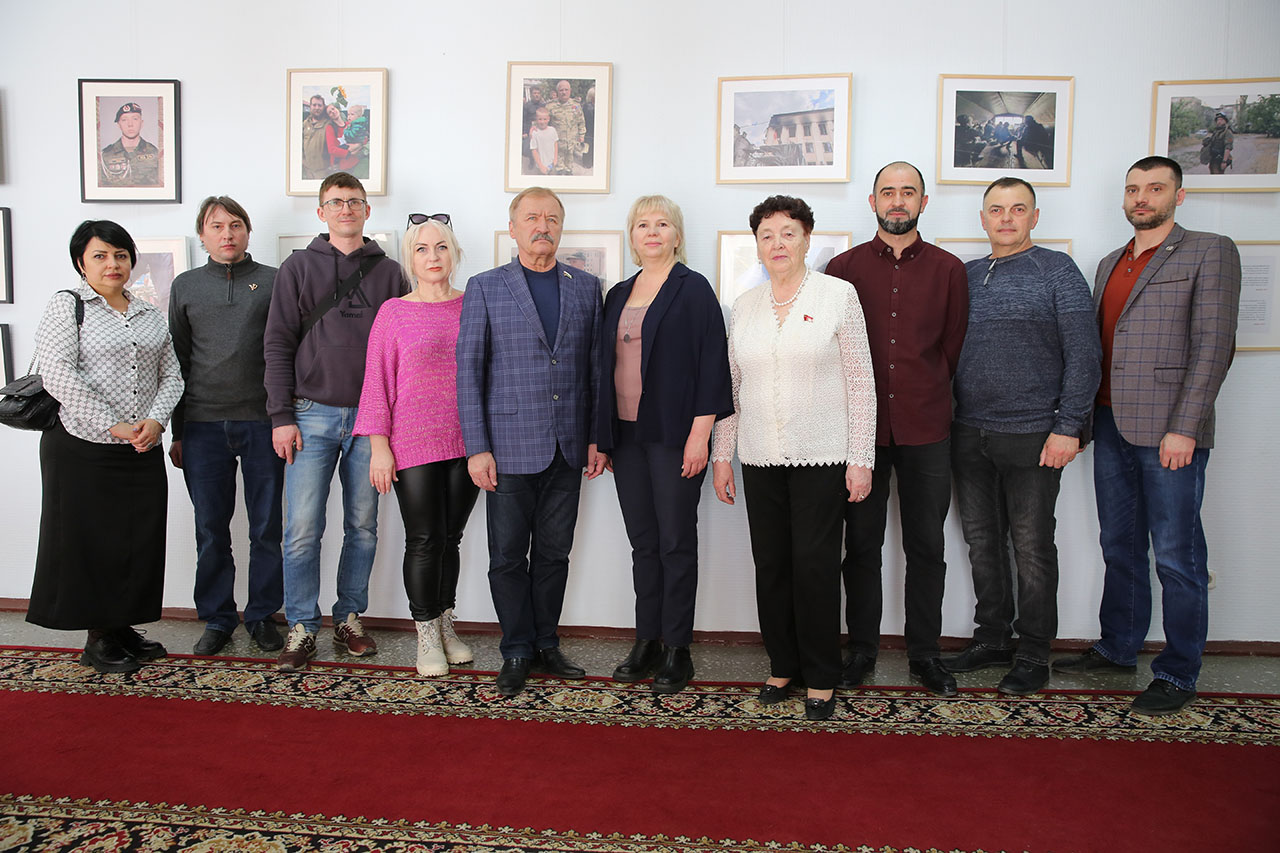 Мать Ростислава Журавлёва посетила выставку в Тюменской областной думе в память о военкоре