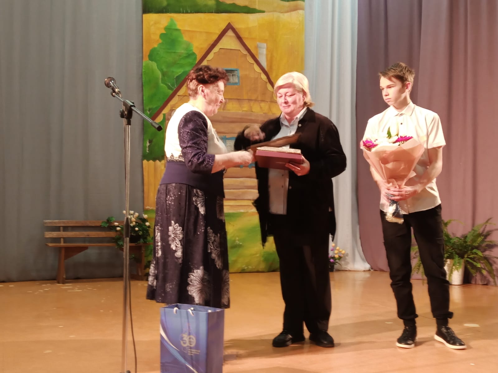 Тамара Казанцева поздравила жителей села Шипаково с юбилеем Юргинского района