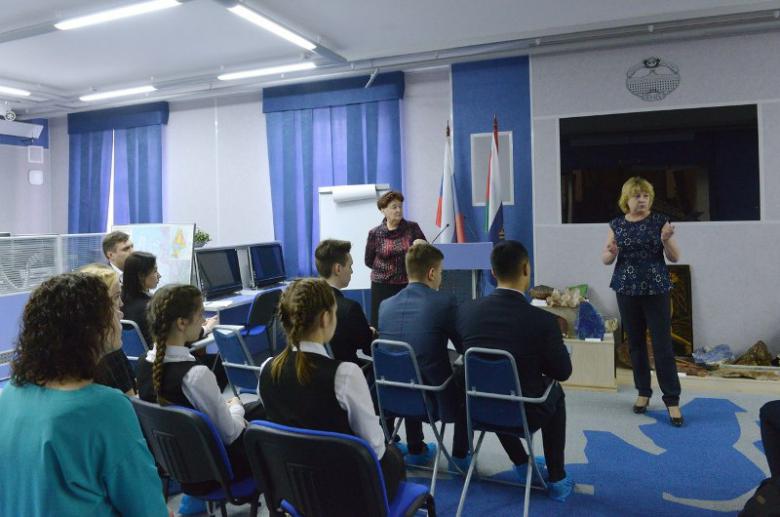 Депутаты КПРФ провели в Тюменской областной Думе встречу со старшеклассниками школы №94 
