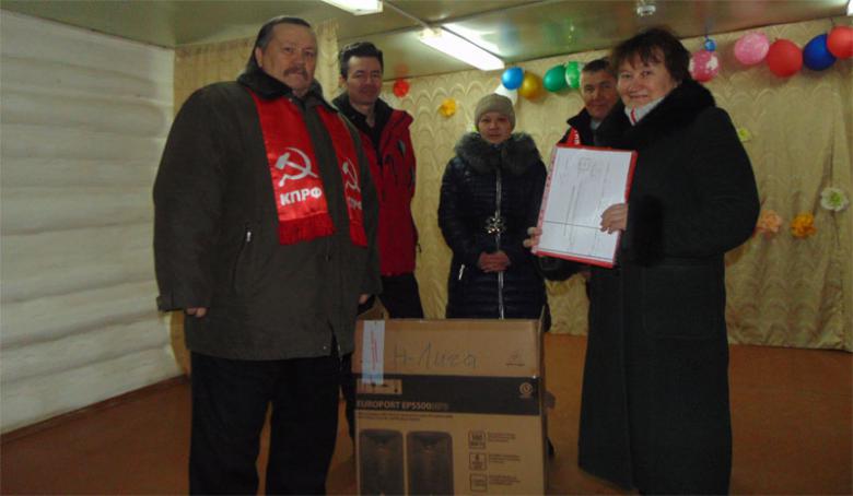Депутат-коммунист Тамара Казанцева подарила сельскому клубу звукоусливающие колонки