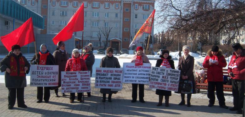 Коммунисты Ялуторовска поздравили горожан с днём 8 марта