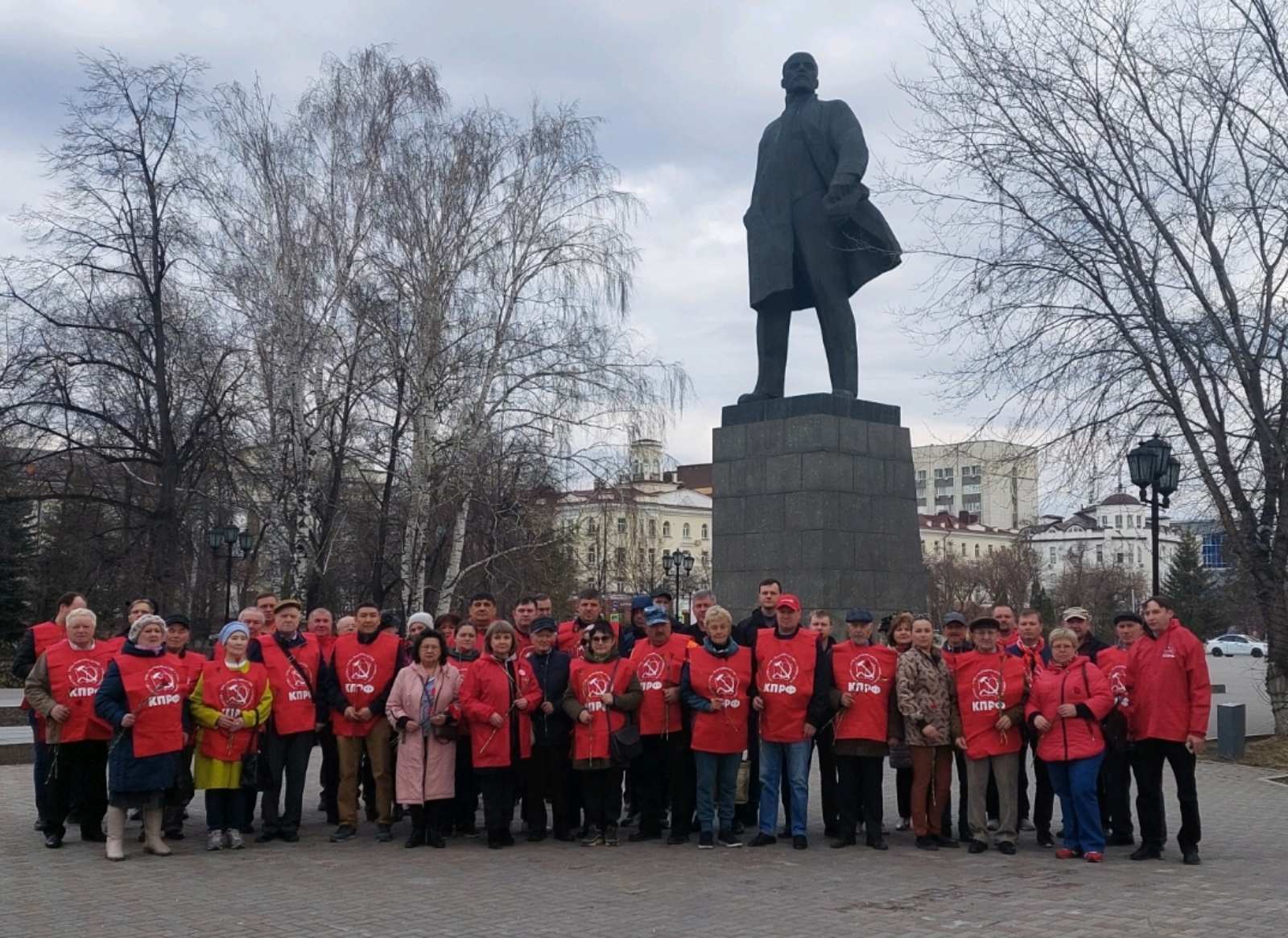 Тюменские коммунисты отметили день рождения Ленина возложением цветов и ударным трудом
