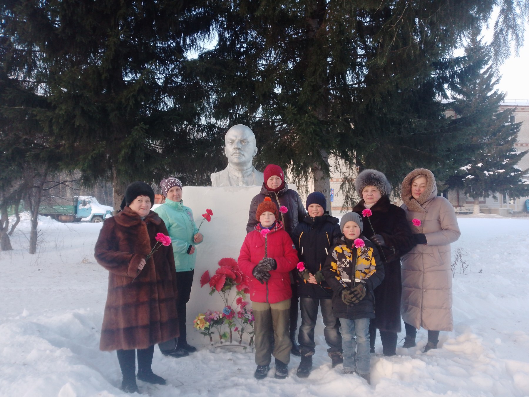 В Заводоуковске пионерский отряд «Лучики» возложил цветы к памятнику Ленину