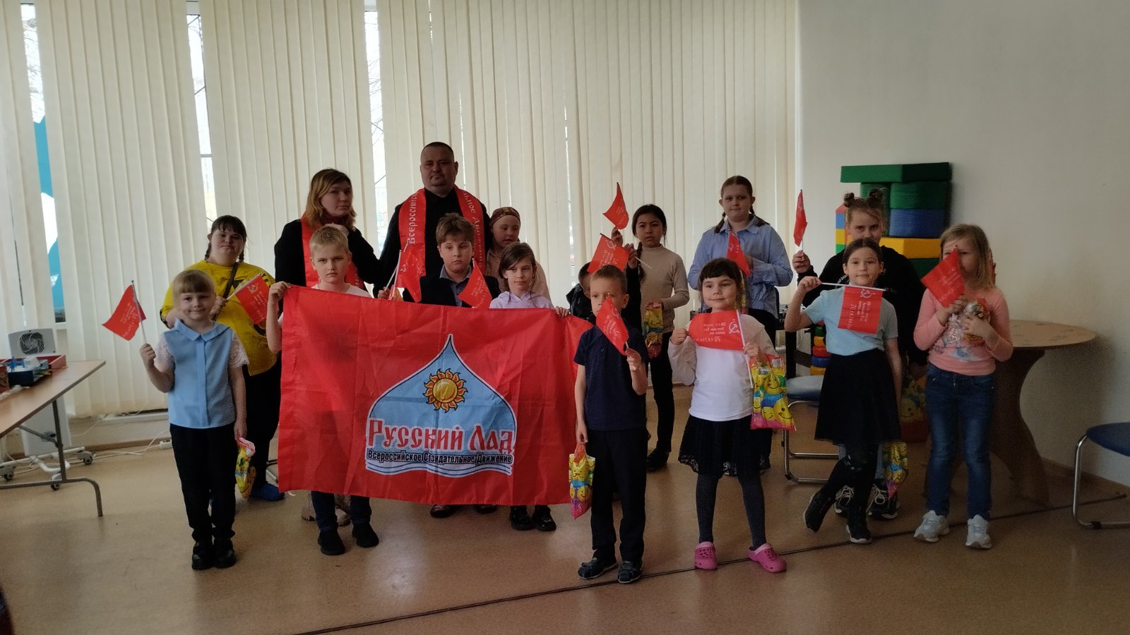 Активисты движения «Русский лад» провели для воспитанников социального центра урок, посвящённый 100-летию Юрия Гагарина