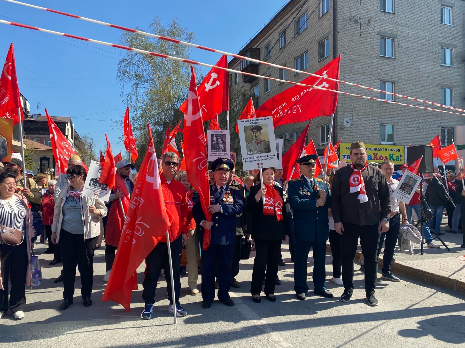 Тюменские коммунисты приняли участие в праздничном параде