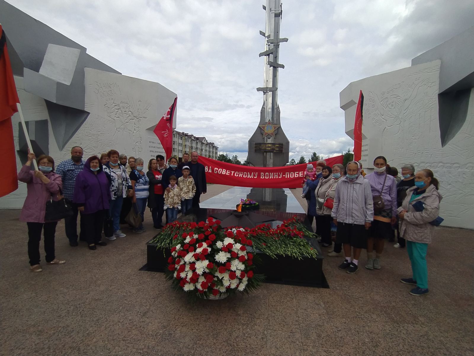 Тобольские коммунисты возложили цветы к Вечному огню в память о павших в годы войны
