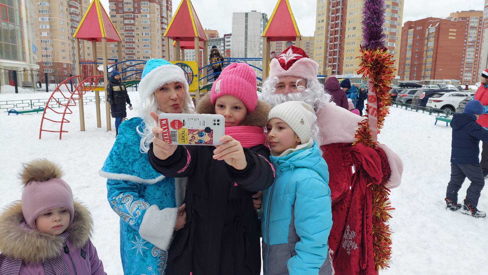 КПРФ продолжает проводить новогодние представления во дворах Восточного АО г. Тюмени