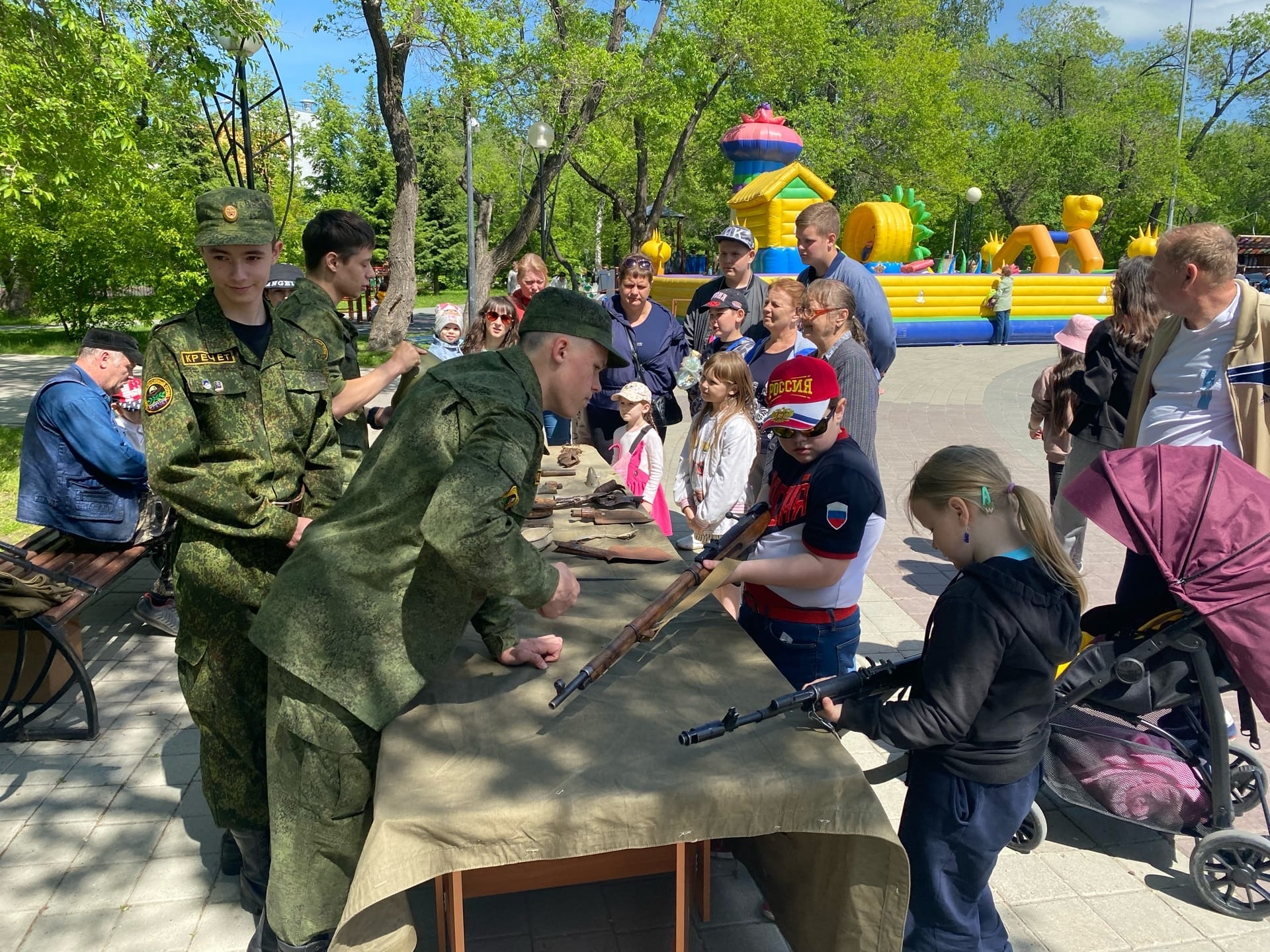 В день защиты детей Тюменские коммунисты организовали праздник для детей в сквере Комсомольский
