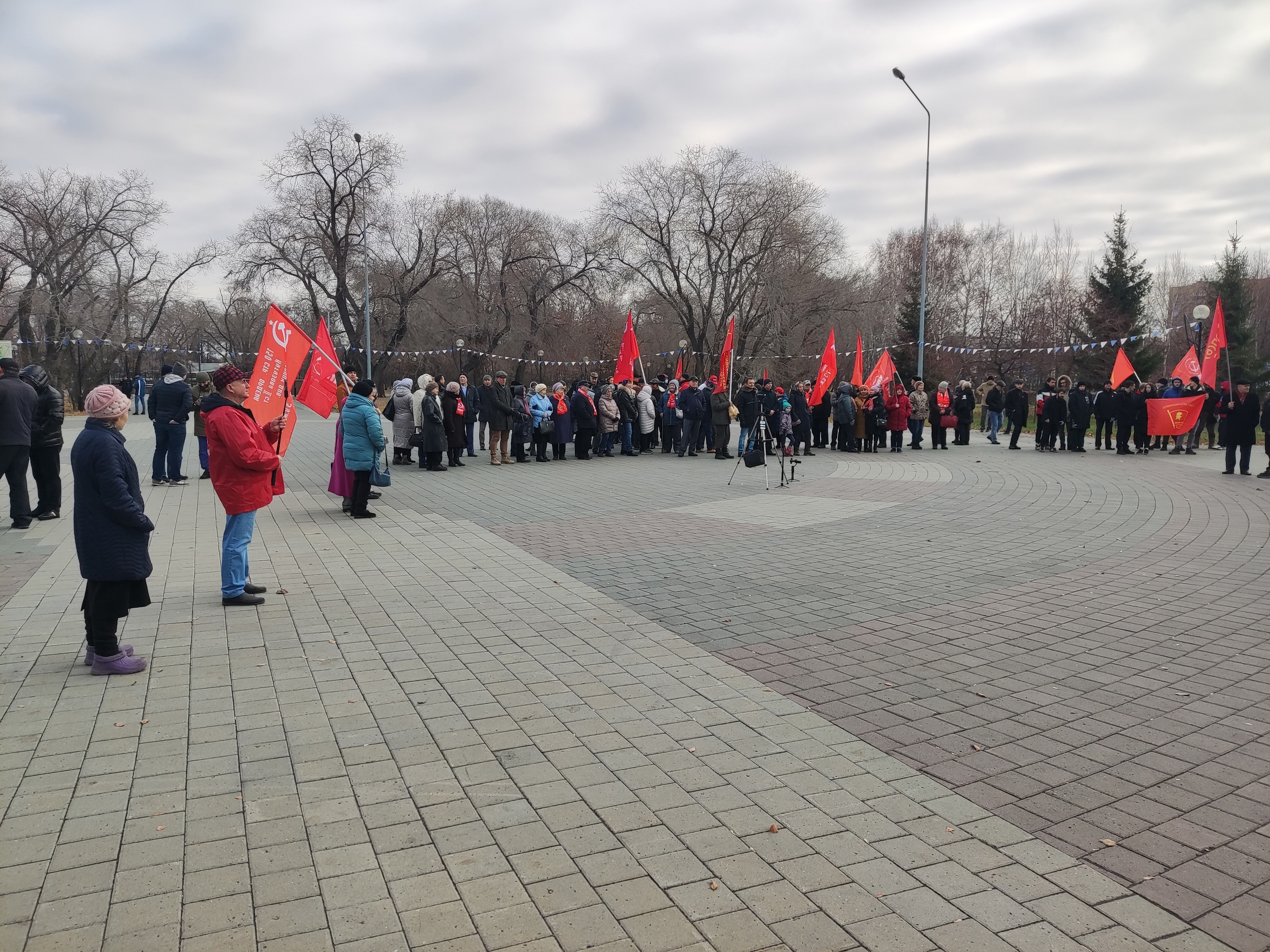 В сквере «Комсомольский» состоялся митинг, посвященный 104-й годовщине создания Всесоюзного ленинского коммунистического союза молодежи