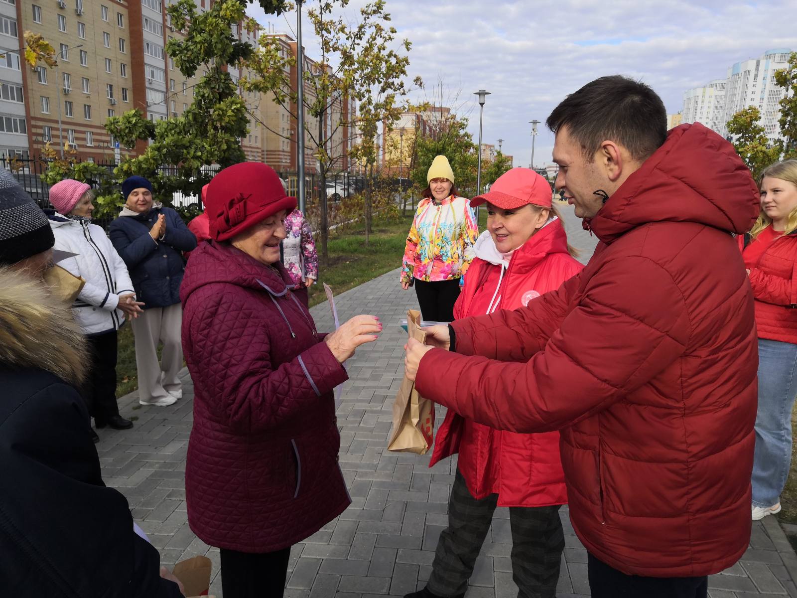 Женский союз Надежда России поздравил посетителей здоровьесберегающих занятий с Днём пожилого человека