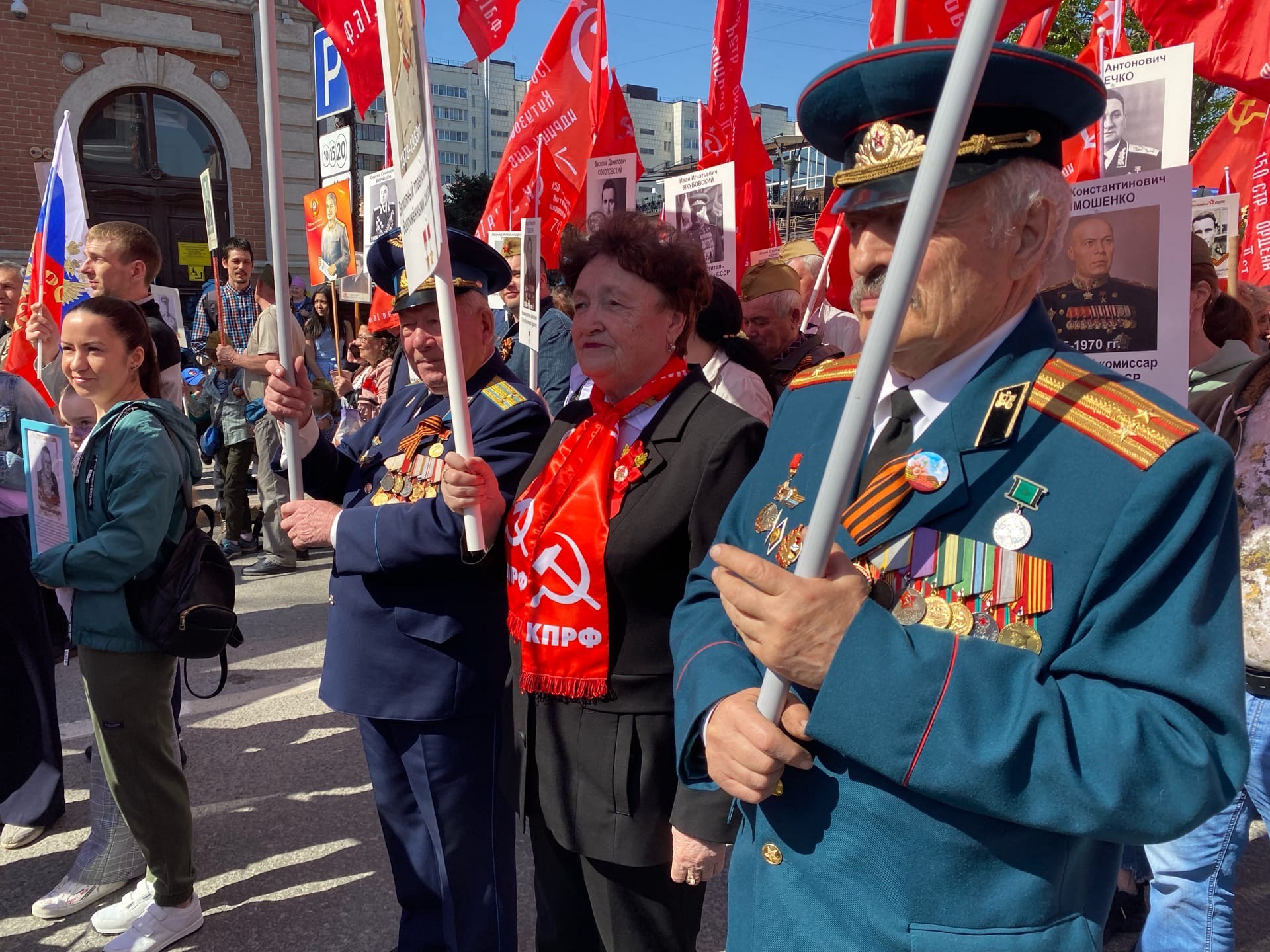 Тюменские коммунисты приняли участие в праздничном параде