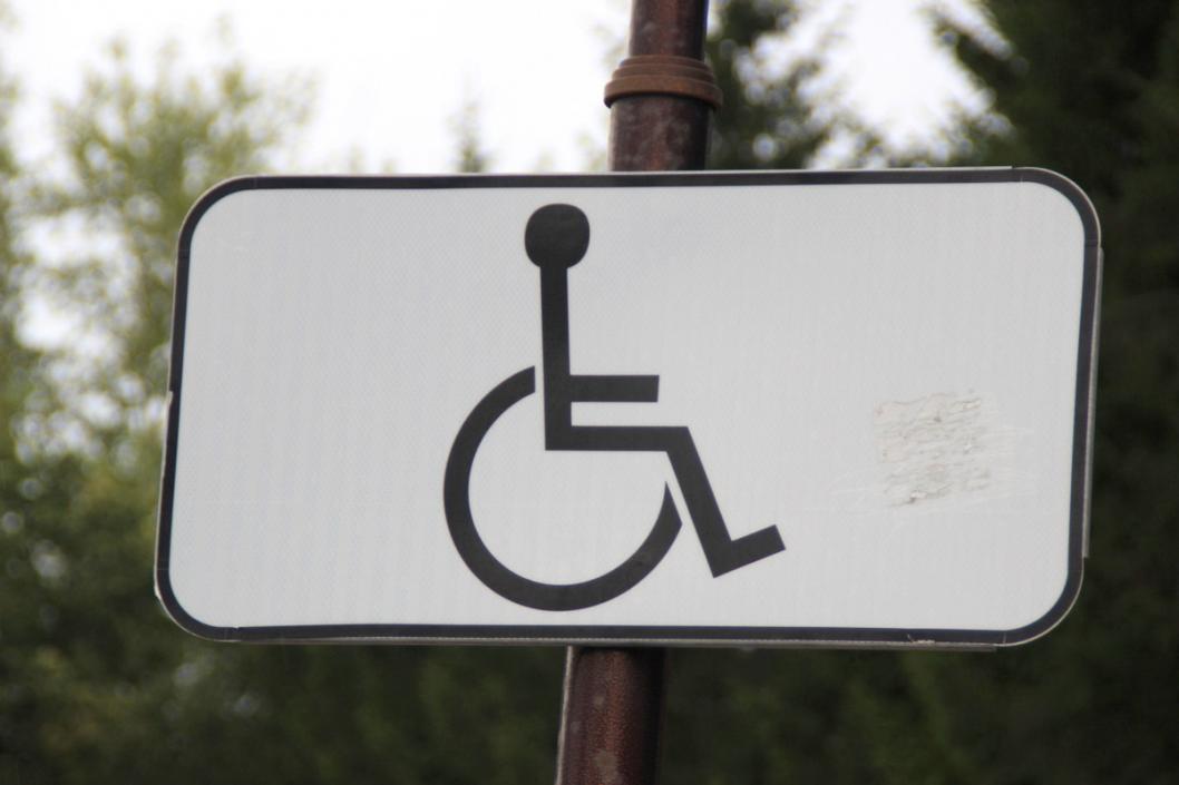 В центре Тюмени появятся дополнительные бесплатные парковочные места для инвалидов
