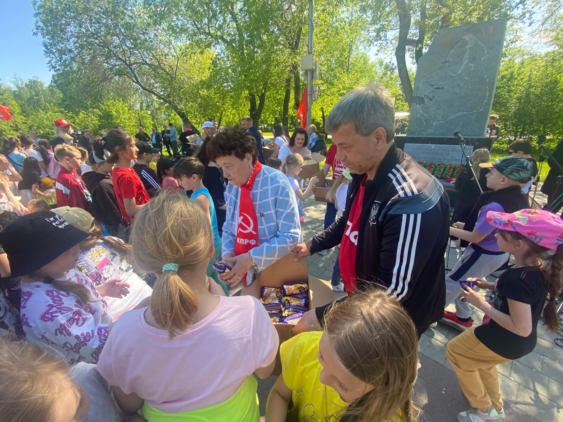 В день защиты детей Тюменские коммунисты организовали праздник для детей в сквере Комсомольский