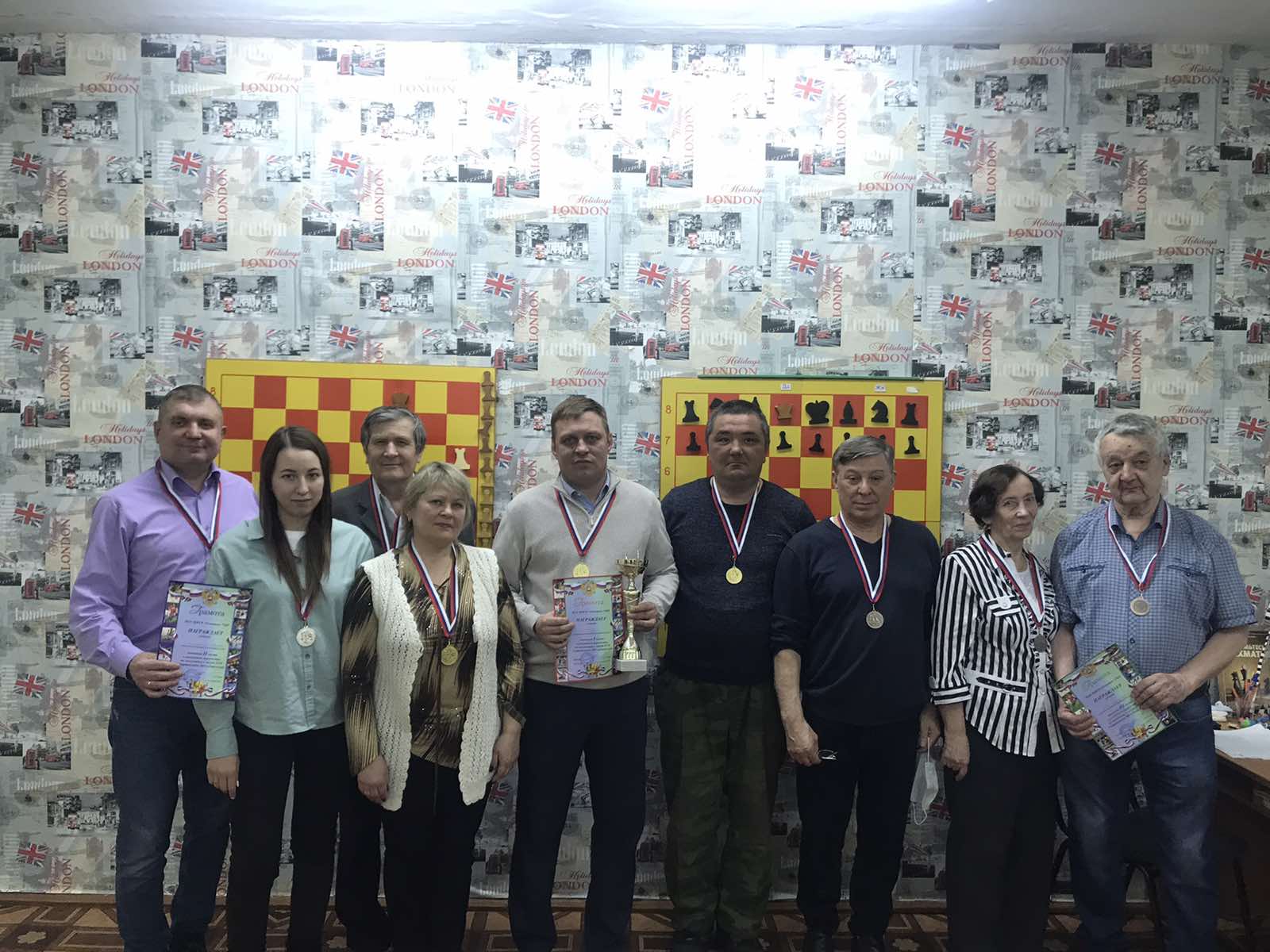 
                        
                        Команда КПРФ заняла первое место в первенстве п. Боровский по шахматам. Команда 