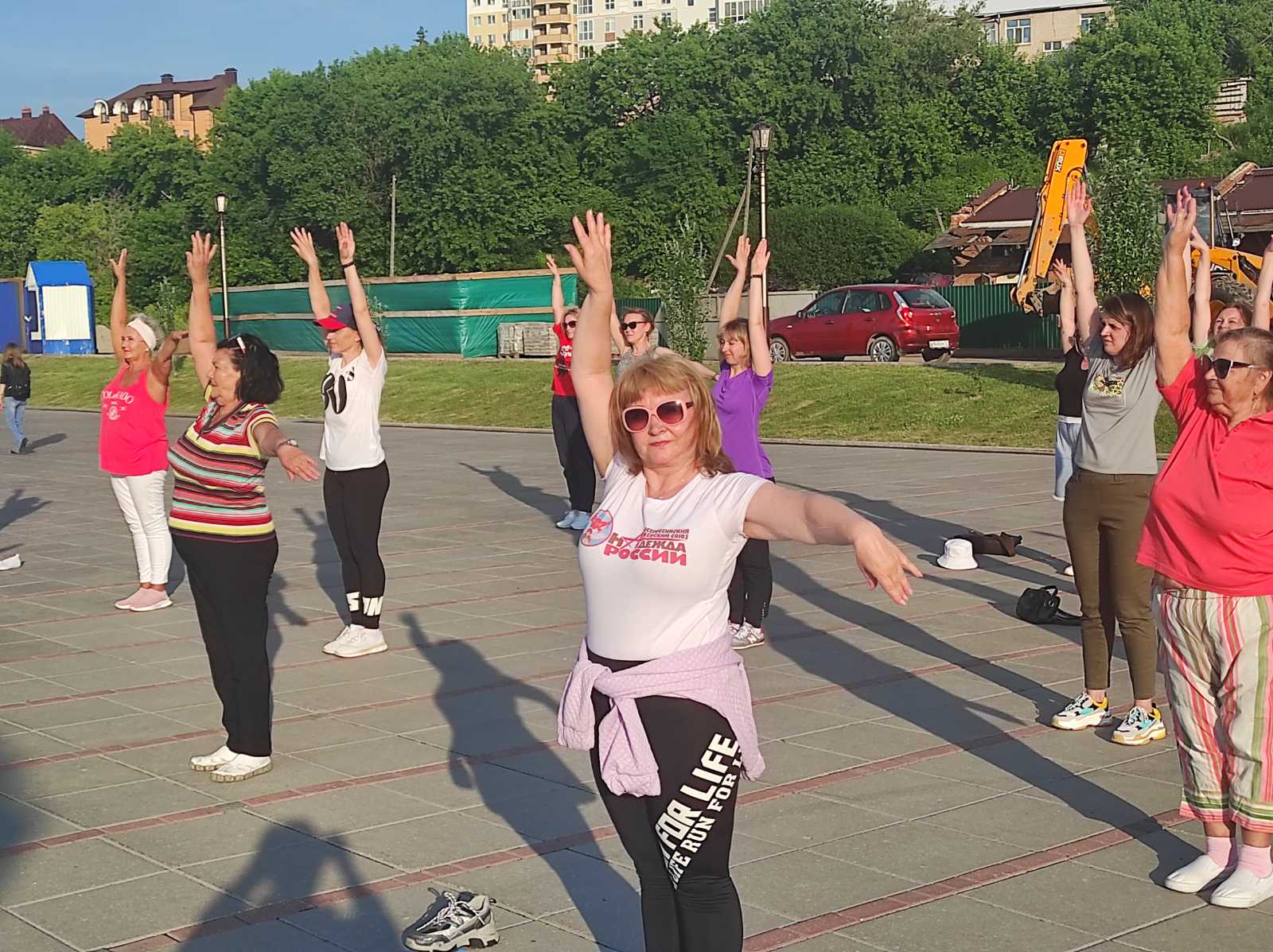 
                        При содействии женского союза "Надежда России" на тюменский набережной еженедельно проходят бесплатные фитнес-тренировки                    