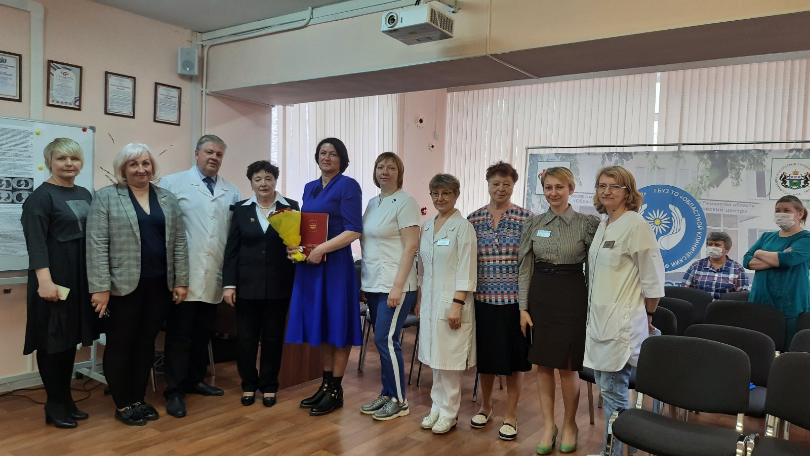 
                        Тамара Казанцева посетила областной клинический физиопульмонологический центр и вручила Благодарственное письмо работнику центра