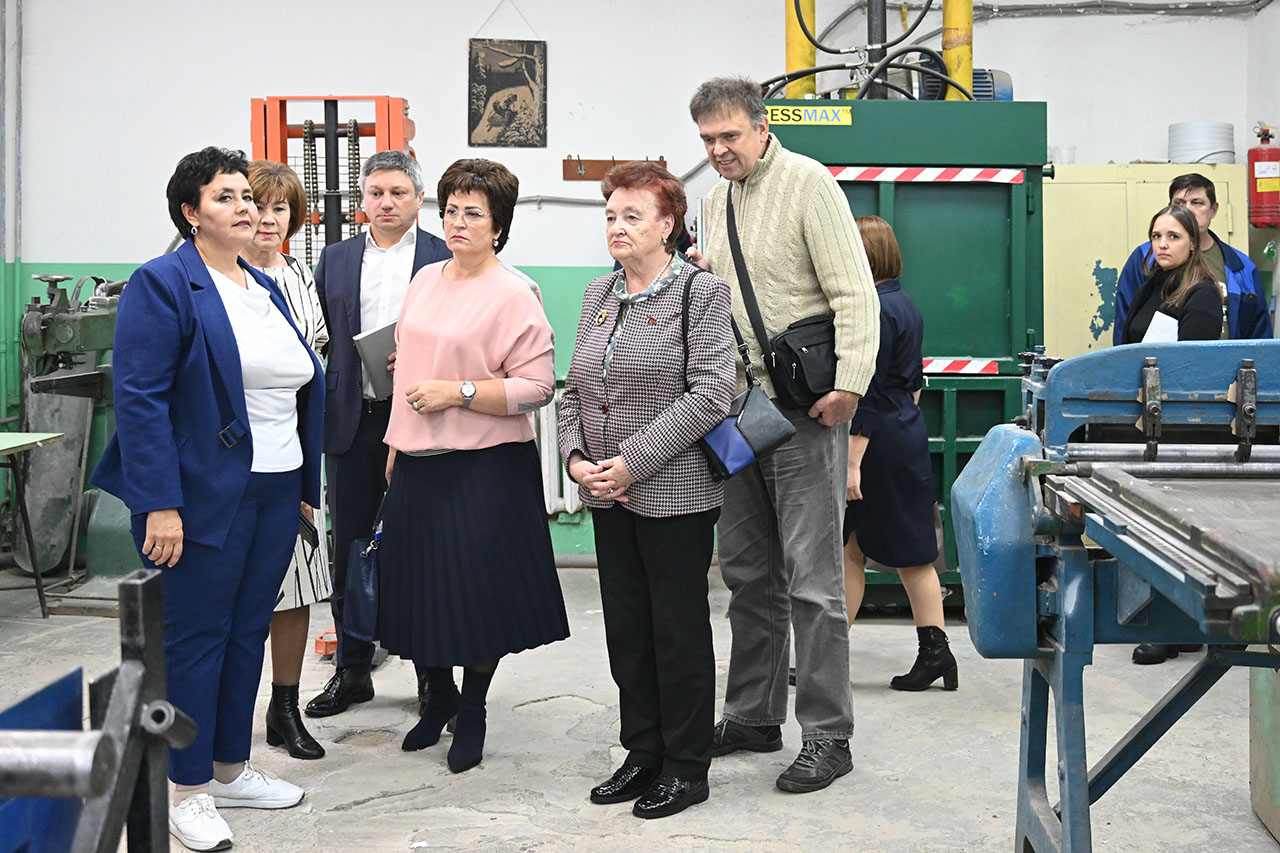 Тамара Казанцева в составе делегации комитета по социальной политике посетила предприятие, где трудятся люди с ограниченными возможностями по зрению