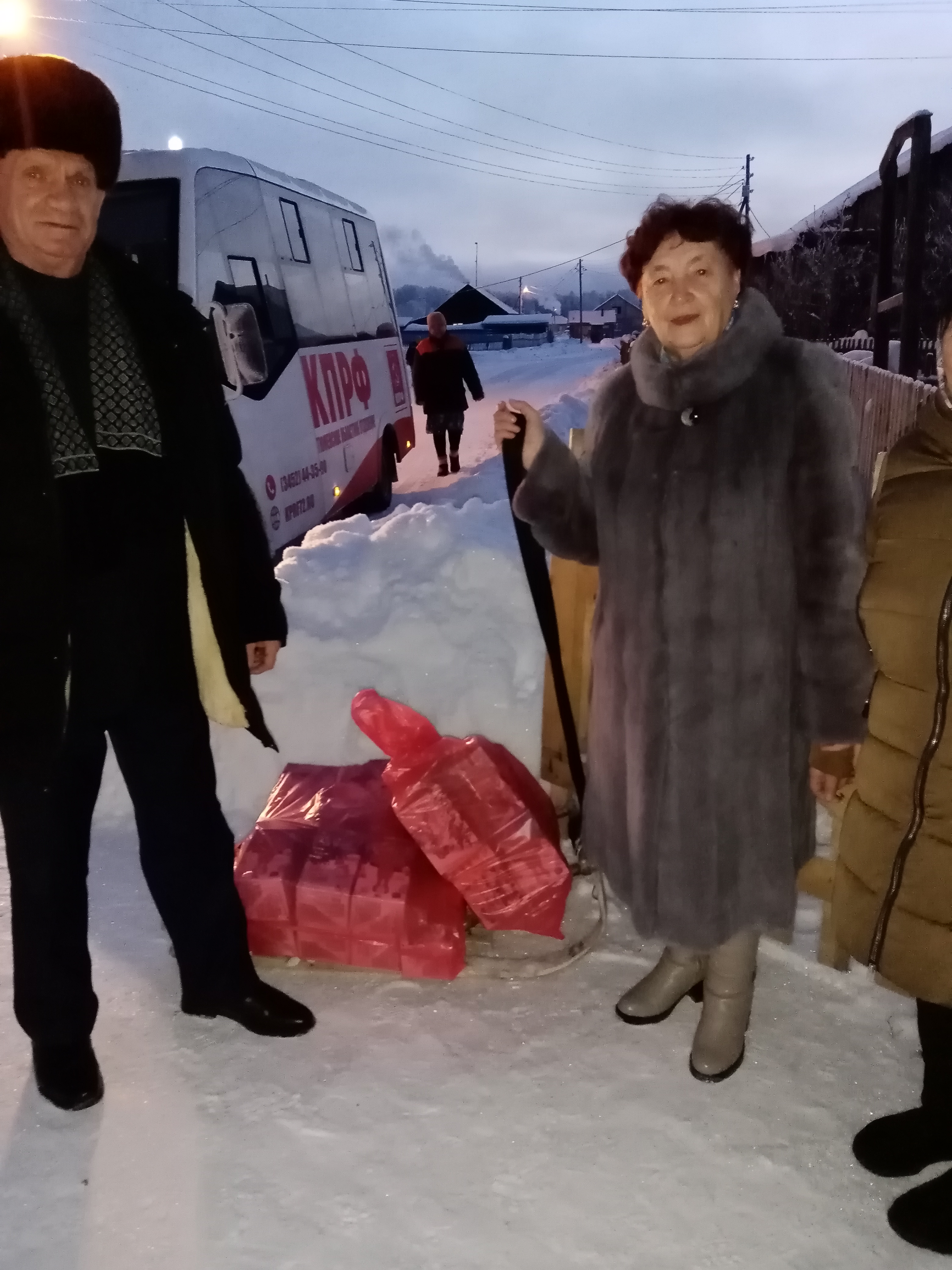 Депутат-коммунист Тамара Казанцева подарила новогодний праздник жителям Вагайского Заболотья
